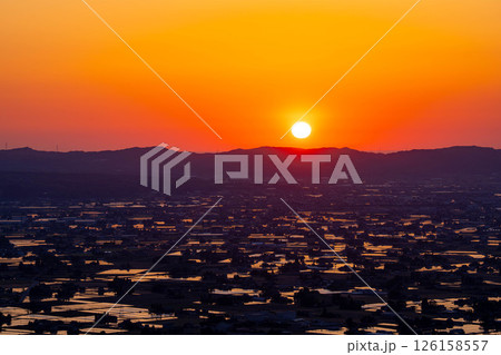 【初夏の絶景】初夏の砺波平野・散居村の夕暮れと水田のリフレクション【富山県】 【初夏の絶景】初夏の砺波平野・散居村の夕暮れと水田のリフレクション【富山県】 126158557