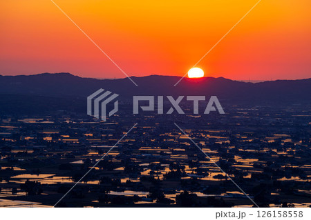 【初夏の絶景】初夏の砺波平野・散居村の夕暮れと水田のリフレクション【富山県】 【初夏の絶景】初夏の砺波平野・散居村の夕暮れと水田のリフレクション【富山県】 126158558