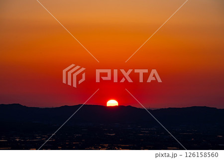 【初夏の絶景】初夏の砺波平野・散居村の夕暮れと水田のリフレクション【富山県】 126158560