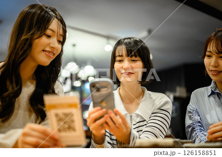 モバイルオーダーをする女性 モバイルオーダーをする女性 126158851