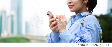 スマホと女性のポートレート スマホと女性のポートレート 126158853