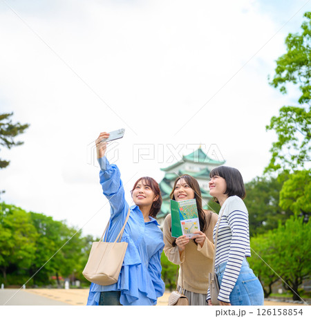旅行をする女性のポートレート 旅行をする女性のポートレート 126158854