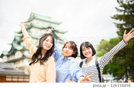 旅行をする女性のポートレート 126158856