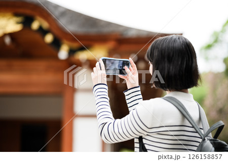 旅行をする女性のポートレート 旅行をする女性のポートレート 126158857