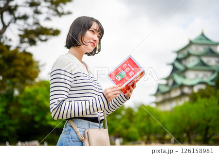 観光をする女性とガイドブック 観光をする女性とガイドブック 126158981