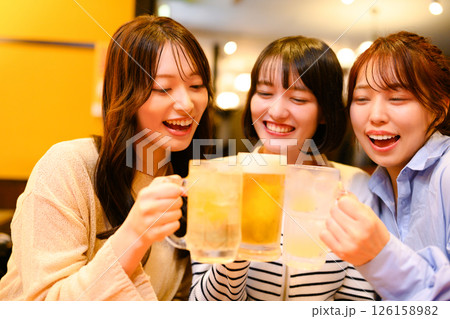 居酒屋で乾杯をする20代の女性 126158982