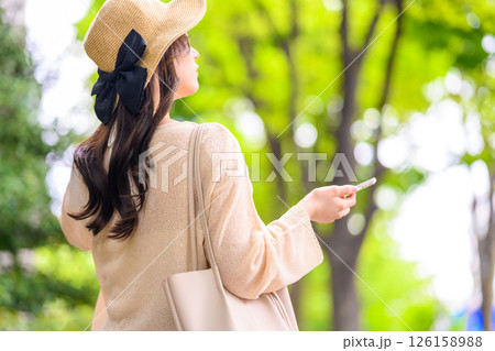 旅行をする女性のポートレート 126158988