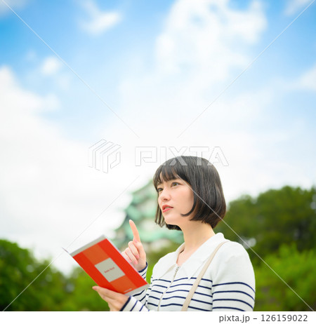 観光をする女性とガイドブック 126159022