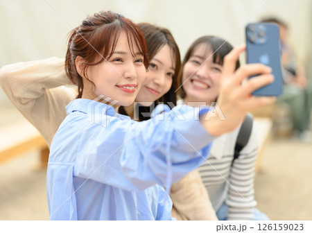 観光の思い出の写真を撮る女性たち 観光の思い出の写真を撮る女性たち 126159023