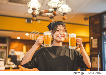 居酒屋でバイトをする女性 居酒屋でバイトをする女性 126159028