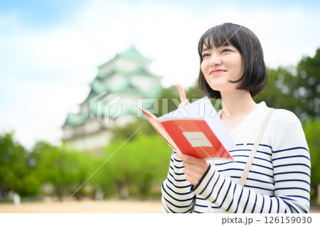 観光をする女性とガイドブック 観光をする女性とガイドブック 126159030