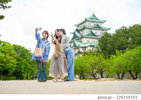旅行をする女性のポートレート 旅行をする女性のポートレート 126159101