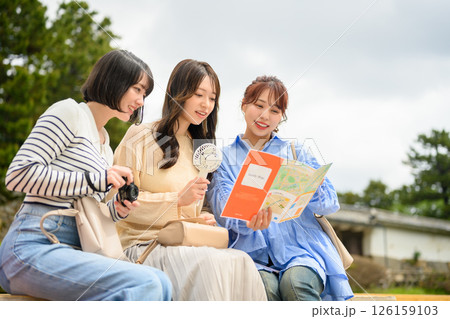 旅行をする女性のポートレート 旅行をする女性のポートレート 126159103