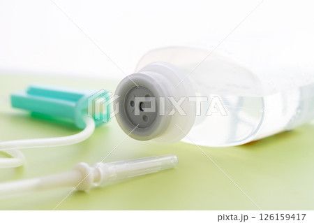 点滴ボトルに点滴チューブを繋ぐ前の状態　点滴ルートの準備 126159417