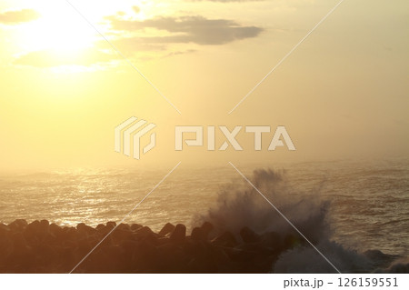 桂浜に打ち寄せる波 桂浜に打ち寄せる波 126159551