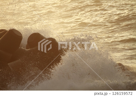 桂浜に打ち寄せる波 126159572