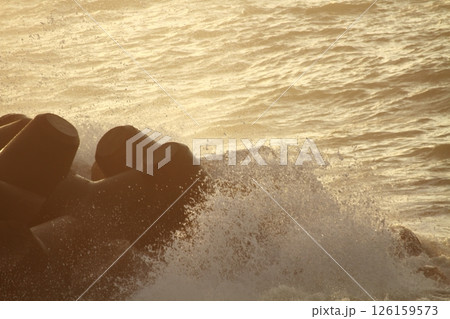 桂浜に打ち寄せる波 126159573