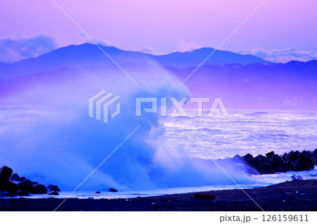 桂浜に打ち寄せる波 126159611