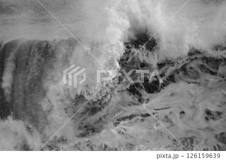 桂浜に打ち寄せる波 126159639