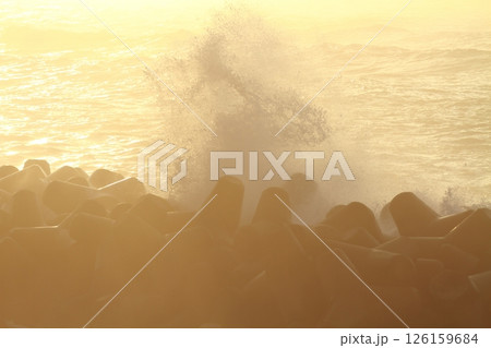 桂浜に打ち寄せる波 桂浜に打ち寄せる波 126159684