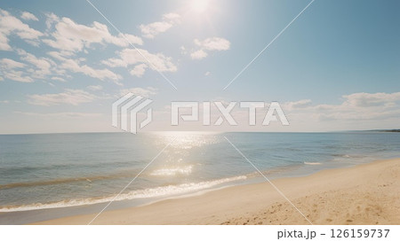 雲の多い朝の海 126159737
