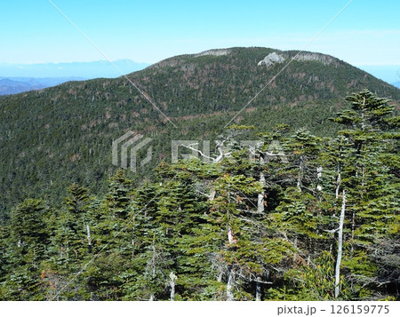 晩秋の甲武信岳から望む三宝山 126159775
