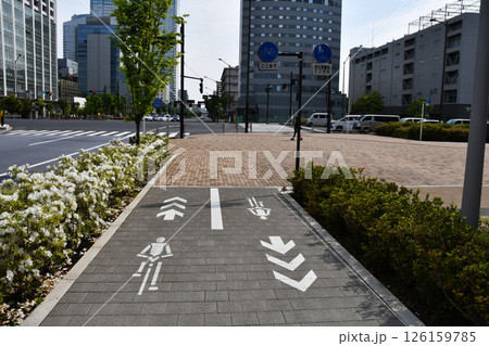 自転車と歩行者レーン_01 126159785