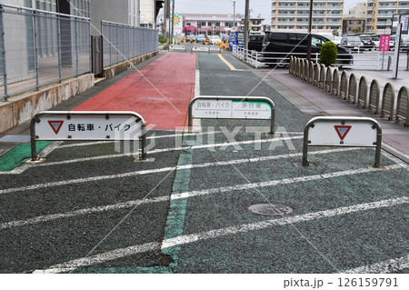 自転車とバイク徐行表示 自転車とバイク徐行表示 126159791