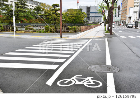 自転車通路と横断歩道 自転車通路と横断歩道 126159798