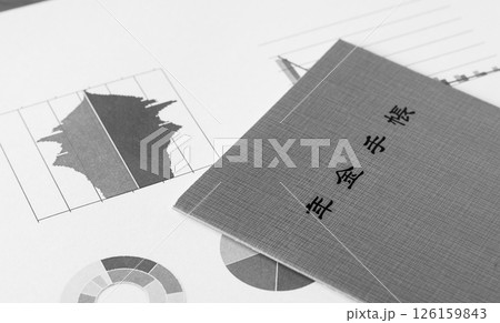 年金手帳とグラフ 年金制度 老後 人口ピラミッド 高齢化 マクロ経済スライド 年金手帳とグラフ 年金制度 老後 人口ピラミッド 高齢化 マクロ経済スライド 126159843