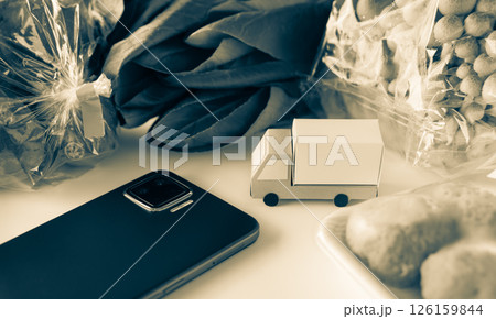 スマホでネットスーパー注文　配達　買い物　インターネット　買い物難民　宅配サービス 126159844