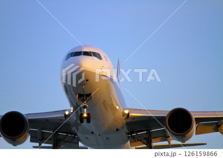 飛行機の着陸 126159866