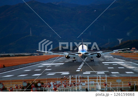 飛行機の着陸 126159868