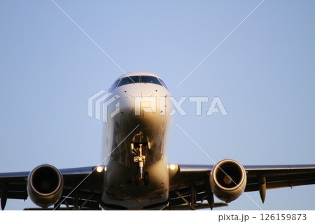 飛行機の着陸 126159873
