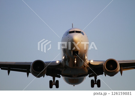 飛行機の着陸 126159881