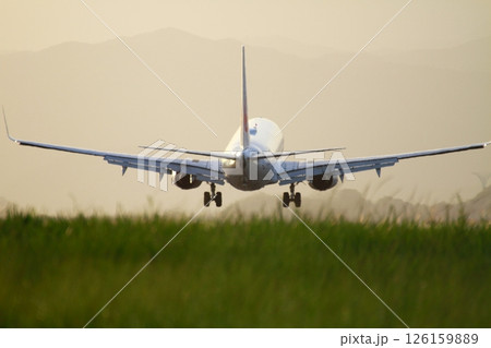 飛行機の着陸 126159889