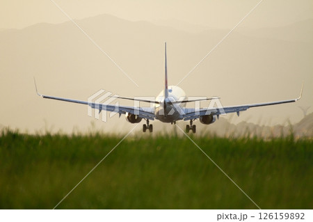 飛行機の着陸 126159892