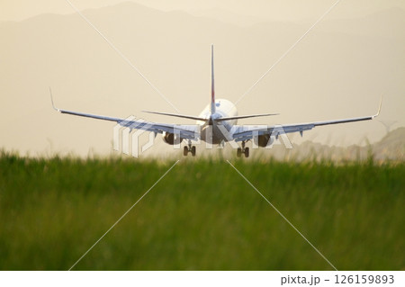飛行機の着陸 126159893