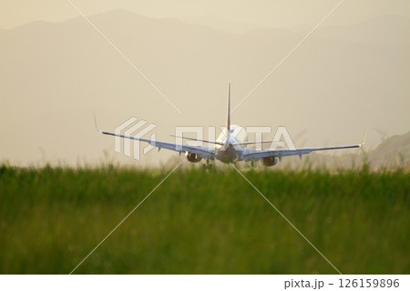 飛行機の着陸 126159896