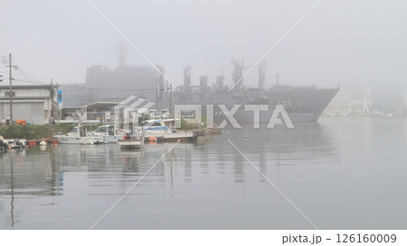 早朝の漁港に停泊する船 126160009