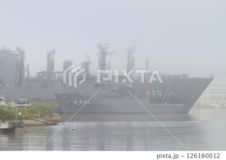 霧の中の護衛艦 126160012
