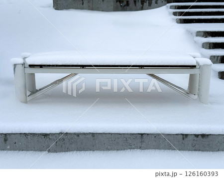 雪に覆われた静寂のベンチ 126160393