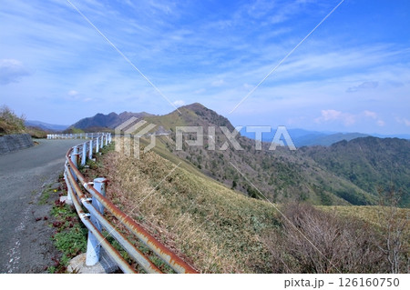 四国山地の稜線を走るUFOライン　初夏　（高知県　いの町） 126160750