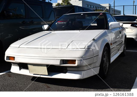 駐車場に停めた乗用車 (トヨタ・MR2 初代後期型） 126161388