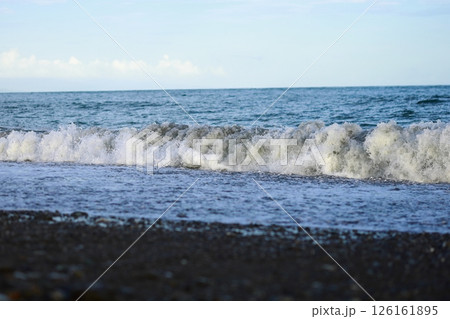 桂浜に打ち寄せる波 126161895