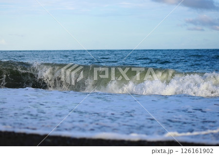 桂浜に打ち寄せる波 126161902
