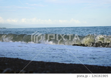 桂浜に打ち寄せる波 126161905