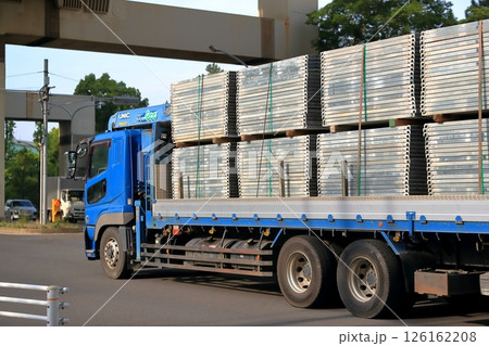 仮設材を運搬中のトラック イメージ 仮設材を運搬中のトラック イメージ 126162208
