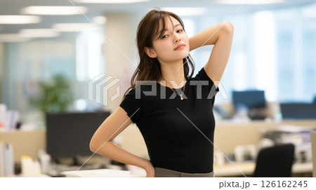 デスクでポーズをとる若いビジネスウーマン 126162245