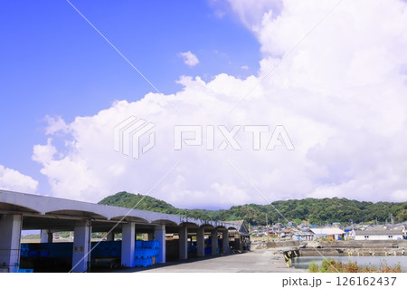 千葉県南房総市和田町和田漁港の青い空 千葉県南房総市和田町和田漁港の青い空 126162437